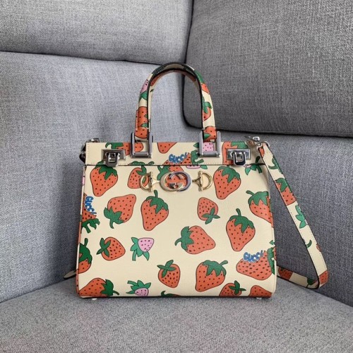 Gucci Zumi malá kabelka s jahodovým potiskem a horním uchem 569712