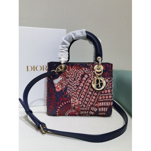 Plátěná taška Lady Dior Dior Tote s vyšívaným potiskem 2553