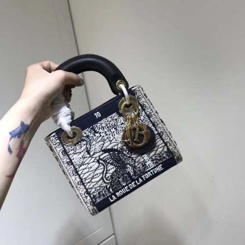 LADY DIOR vyšívaná hovězí kůže AD0168-1