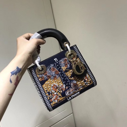 LADY DIOR vyšívaná hovězí kůže AD0168-2