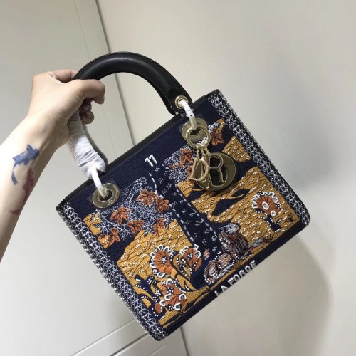 LADY DIOR vyšívaná hovězí kůže M0565-7