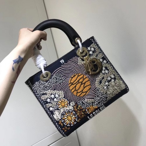 LADY DIOR vyšívaná hovězí kůže M0565-9