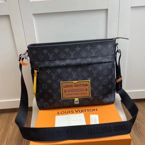 Louis Vuitton originální kožená kabelka Monogram Eclipse Messenger PM Voyager M48219 Coffee