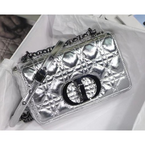 MALÁ DIOR CARO BAG Stříbrno-tónová telecí kůže Dior Spatial Crinkled Metallic M9241B