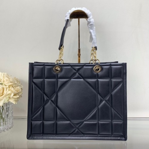 STŘEDNÍ TAŠKA DIOR ESSENTIAL TOTE z telecí kůže M8721 ČERNÁ