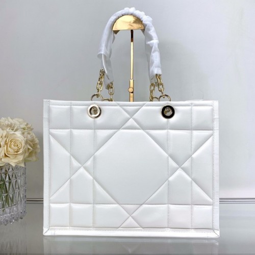 STŘEDNÍ TAŠKA DIOR ESSENTIAL TOTE z telecí kůže M8721 BÍLÁ