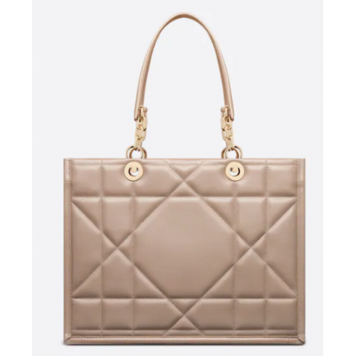 STŘEDNÍ TAŠKA DIOR ESSENTIAL TOTE z telecí kůže, lískový oříšek, Archicannage M8721O