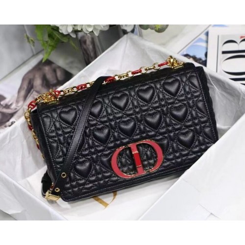 STŘEDNÍ DIORAMOUR DIOR CARO BAG z telecí kůže Cannage s motivem srdce M9242WNG ČERNÁ