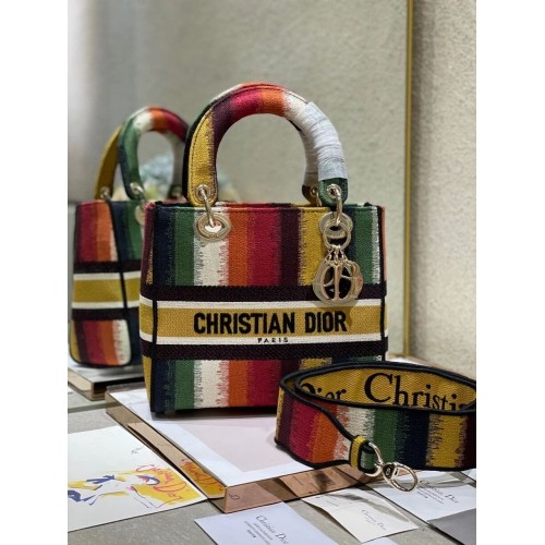 STŘEDNÍ DÁMSKÁ TAŠKA D-LITE s vícebarevnou výšivkou D-Stripes M0565ORFQ