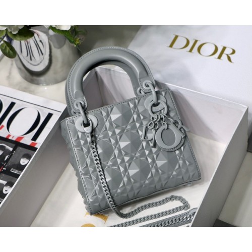 STŘEDNÍ DÁMSKÁ KABELKA DIOR Cannage Calfskin M0566OE šedá