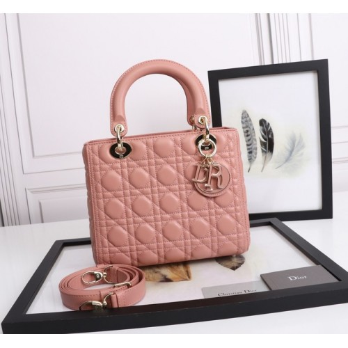 STŘEDNÍ DÁMSKÁ KABELKA DIOR Cannage Lambskin M0565E Třešňový květový pudr