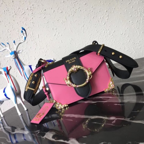 Kožená kabelka přes rameno Prada Cahier 1BD103 růžová