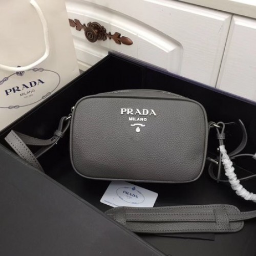 Prada kožená kabelka přes rameno 1841 šedá