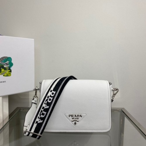 Kožená kabelka Prada s ramenním popruhem 1BD314 bílá