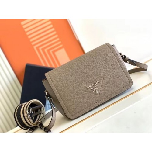 Kožená kabelka Prada s ramenním popruhem 1DB443 šedá