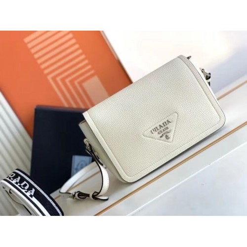 Kožená kabelka Prada s ramenním popruhem 1DB443 bílá