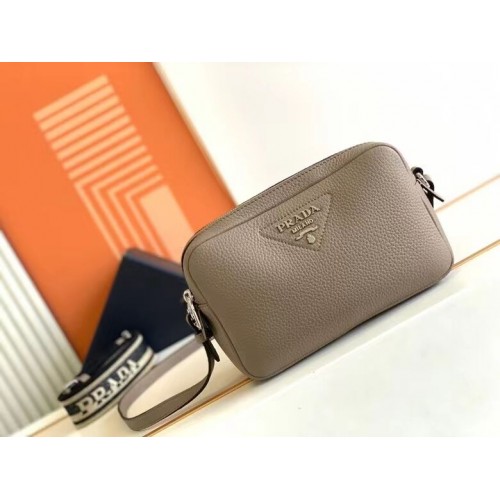 Kožená kabelka Prada s ramenním popruhem 1DB820 šedá