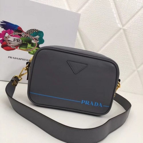 Kožená kabelka přes rameno Prada 1BH093 šedá