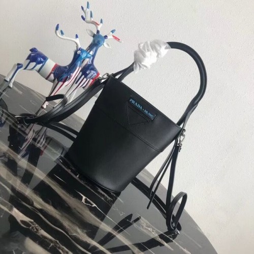 Kožená kabelka přes rameno Prada Margit 1BE015 černá