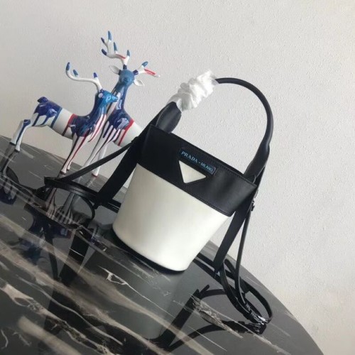 Kožená kabelka přes rameno Prada Margit 1BE015 černá a bílá