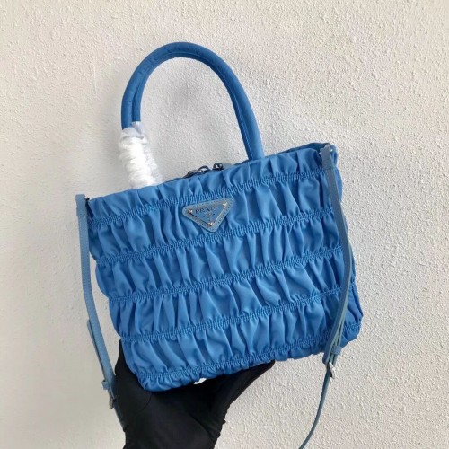Prada Re-Edition nylonová taška Tote 1BG321 světle modrá