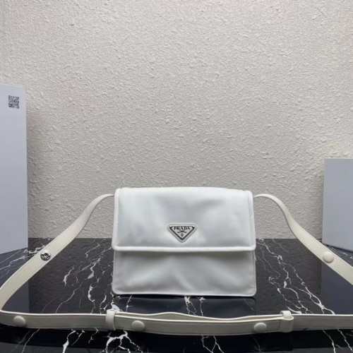 Prada kabelka přes rameno z re-nylonu a nappa kůže 1BM313 bílá