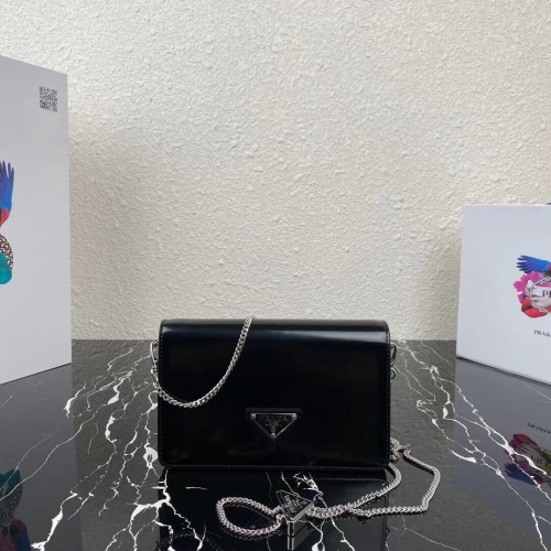 Prada Malá kabelka přes rameno z kartáčované kůže 1BH307 černá