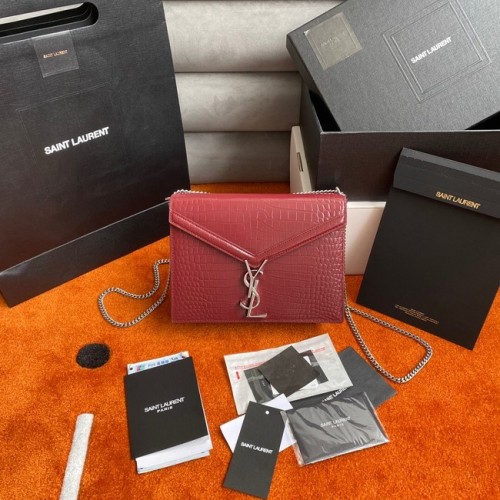 Středně velká kabelka Saint Laurent Cassandra s řetízkem z lesklé kůže s reliéfním vzorem krokodýla 532750 vínová