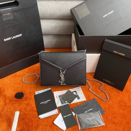 Středně velká kabelka s řetízkem Saint Laurent Cassandra z kůže s reliéfním vzorem Grain de Poudre 532750 černá