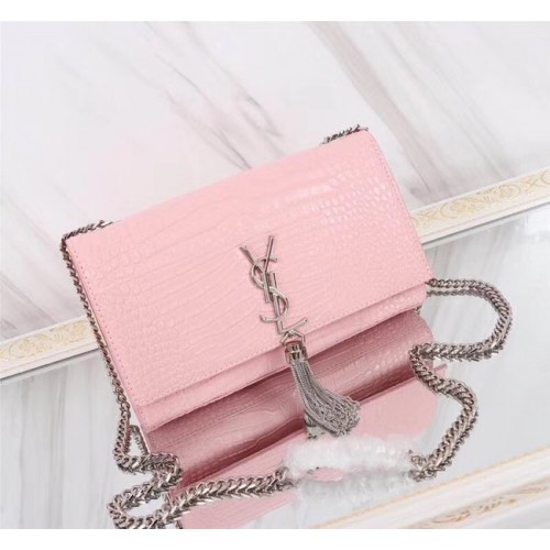 Střední kabelka přes rameno s monogramem Kate a reliéfní krokodýlí kůží 9288 růžová