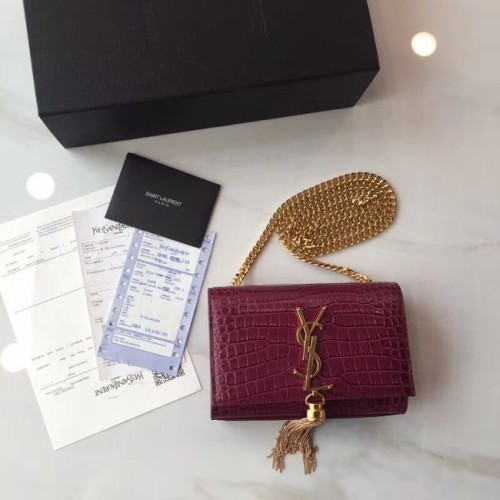 Malá kožená kabelka přes rameno SAINT LAURENT Monogram Kate s reliéfním vzorem krokodýla 354120 fuchsiová