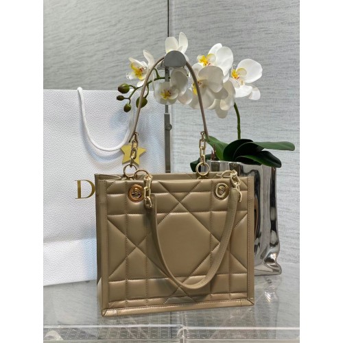 MALÁ TAŠKA DIOR ESSENTIAL TOTE, lískový ořech, telecí kůže Archicannage M87211, ČERNÁ