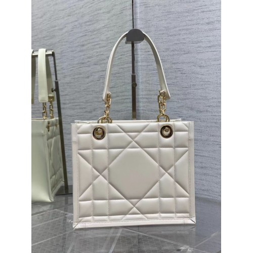 MALÁ TAŠKA DIOR ESSENTIAL TOTE, Lískový oříšek, telecí kůže Archicannage M87211 BÍLÁ