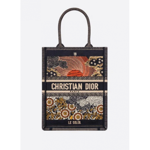 VERTIKÁLNÍ TAŠKA DIOR S VYŠÍVANÝM TAROTEM S KNIHOU SLUNEČNÍ KNIHY M1272Z-1