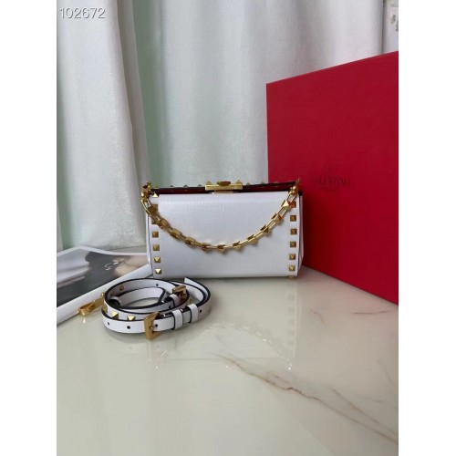 VALENTINO GARAVANI Kabelka přes rameno Rockstud Alcove Grain z telecího vlákna V0189 bílá