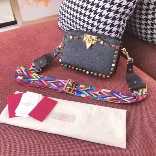 Kožená kabelka přes rameno Valentino Garavani Rockstud 7279 černá