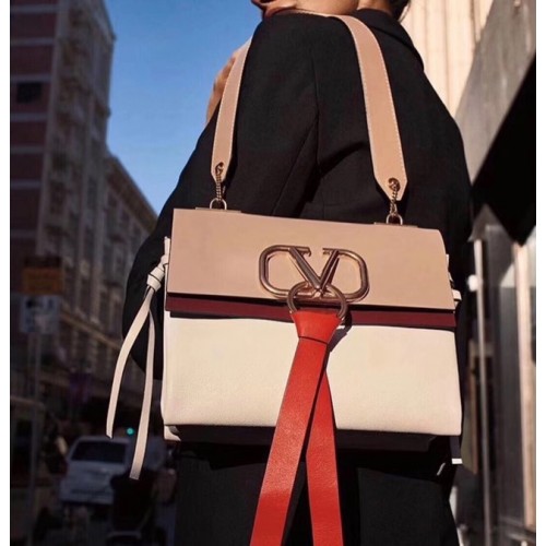 Valentino Garavani VRING Malá kožená kabelka přes rameno 00844 Meruňkově-bílá