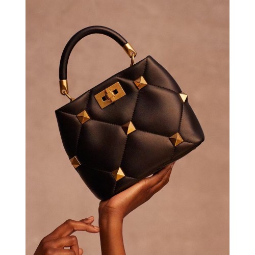 Valentino střední Garavani římské náušnice V1198 černé