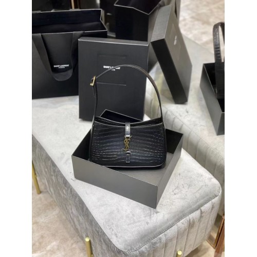 Hobo kabelka YSL LE 5 A 7 z lesklé kůže s krokodýlím reliéfem Y687228 černá