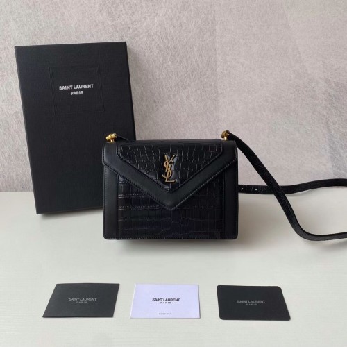 Yves Saint Laurent GABY MINI SATCHEL - LESKÁ KŮŽE S RELIÉFNÍM KROKODÝLÍM S VZOREM Y568890 černá