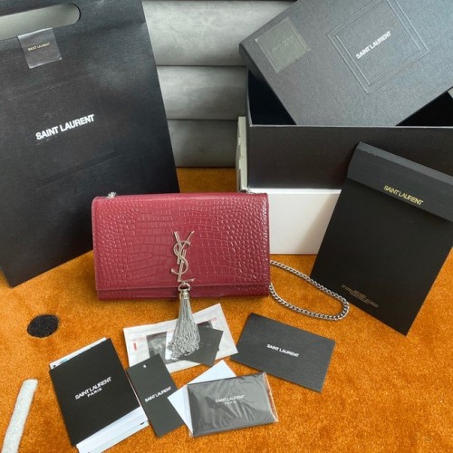 Peněženka Yves Saint Laurent Kate s řetízkem a střapcem z lesklé kůže s krokodýlím reliéfem 452159 vínová