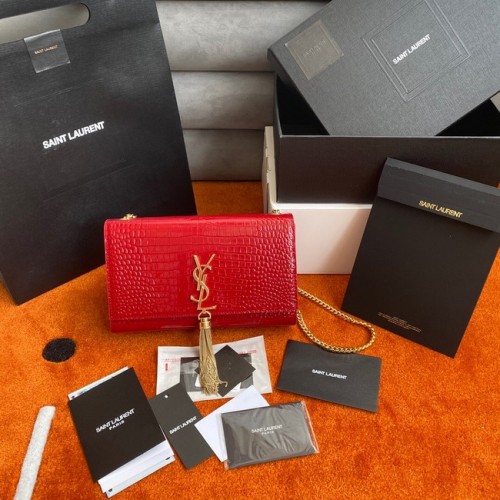 Peněženka Yves Saint Laurent Kate s řetízkem a střapcem z lesklé kůže s krokodýlím reliéfem 452159 červená