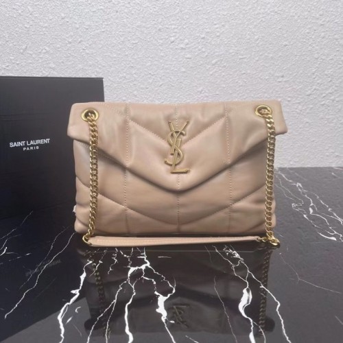 MALÁ PROŠÍVANÁ JEHNĚČÍ KŮŽE Yves Saint Laurent LOULOU PUFFER 577476 SASANKA meruňková