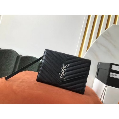 Yves Saint Laurent MONOGRAMOVÁ PSANÍČKA Z PROŠÍVANÉ KŮŽE S RELIÉFNÍM MATERIÁLEM GRAIN DE POUDRE B617662 černá