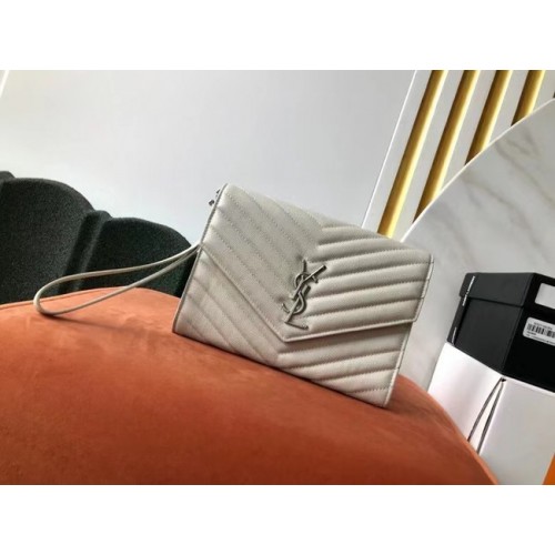 Yves Saint Laurent MONOGRAMOVÁ PSANÍČKA Z PROŠÍVANÉ KŮŽE S RELIÉFNÍM MATERIÁLEM GRAIN DE POUDRE B617662 bílá