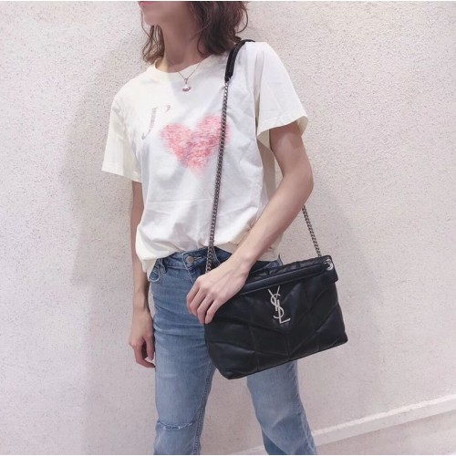 MALÁ PŘEPLÁCHOVANÁ KABELKA Yves Saint Laurent LOULOU Z PROŠÍVANÉ ZMAČKANÉ MATNÉ KŮŽE Y577476 Černá