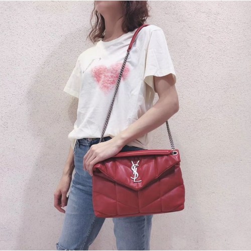 MALÁ PŘEPLÁCHOVANÁ KABELKA Yves Saint Laurent LOULOU Z PROŠÍVANÉ ZMAČKANÉ MATNÉ KŮŽE Y577476 Červená