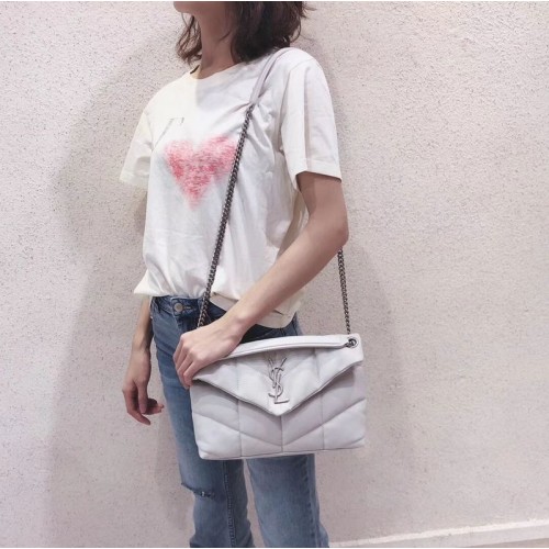 MALÁ PŘEPLÁCHOVANÁ KABELKA Yves Saint Laurent LOULOU Z PROŠÍVANÉ ZMAČKANÉ MATNÉ KŮŽE Y577476 Bílá