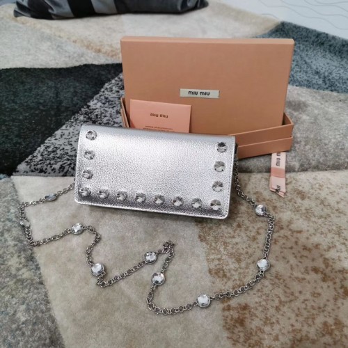 miu miu Matelasse Nappa Leather Clutch 5DH044 stříbrná