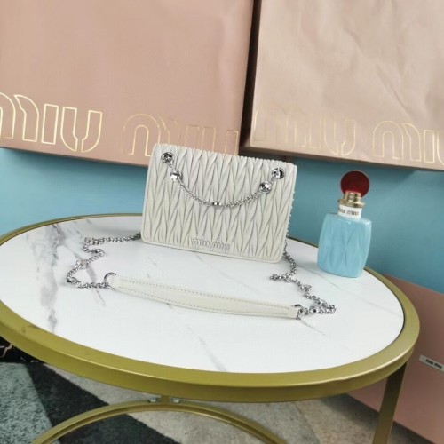 Kožená kabelka přes rameno Miu Miu Matelasse Nappa 5AC065 bílá